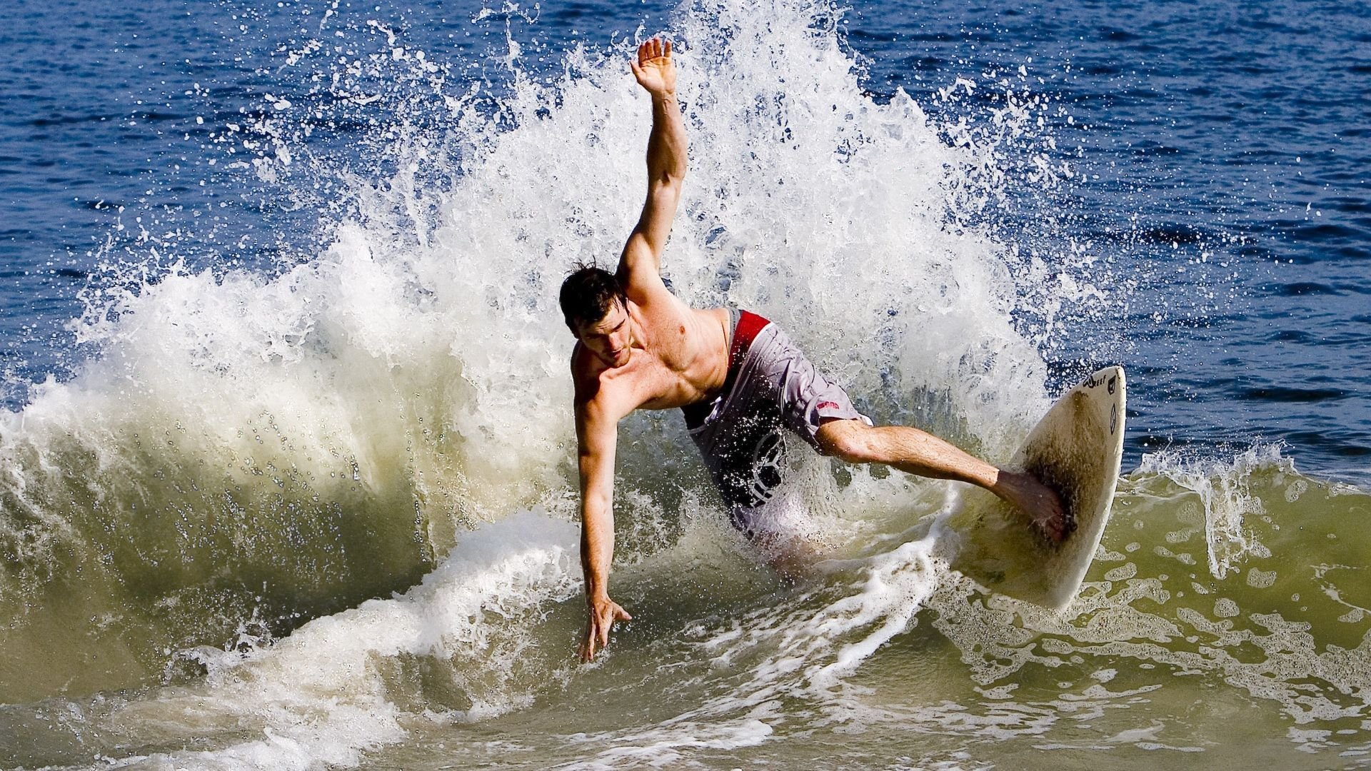 开云体育下载官网-西甲：马德里双雄暂居前两名，追赶者紧追不舍，马德里竞技西甲赛程